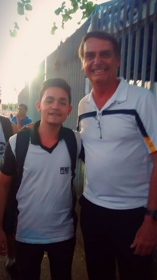 albuquerquedavy's tweet image. Quando eu tinha 13 anos, mandei um e-mail para o @jairbolsonaro perguntando se existia a possibilidade dele ir conversar sobre política com meus colegas na saída da escola. Ele prometeu e foi. Bolsonaro ficou mais de 6h conversando conosco (na calçada). #DireitaRaizÉBolsonaro