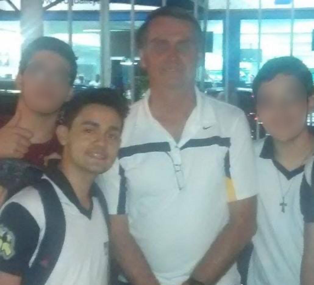albuquerquedavy's tweet image. Quando eu tinha 13 anos, mandei um e-mail para o @jairbolsonaro perguntando se existia a possibilidade dele ir conversar sobre política com meus colegas na saída da escola. Ele prometeu e foi. Bolsonaro ficou mais de 6h conversando conosco (na calçada). #DireitaRaizÉBolsonaro