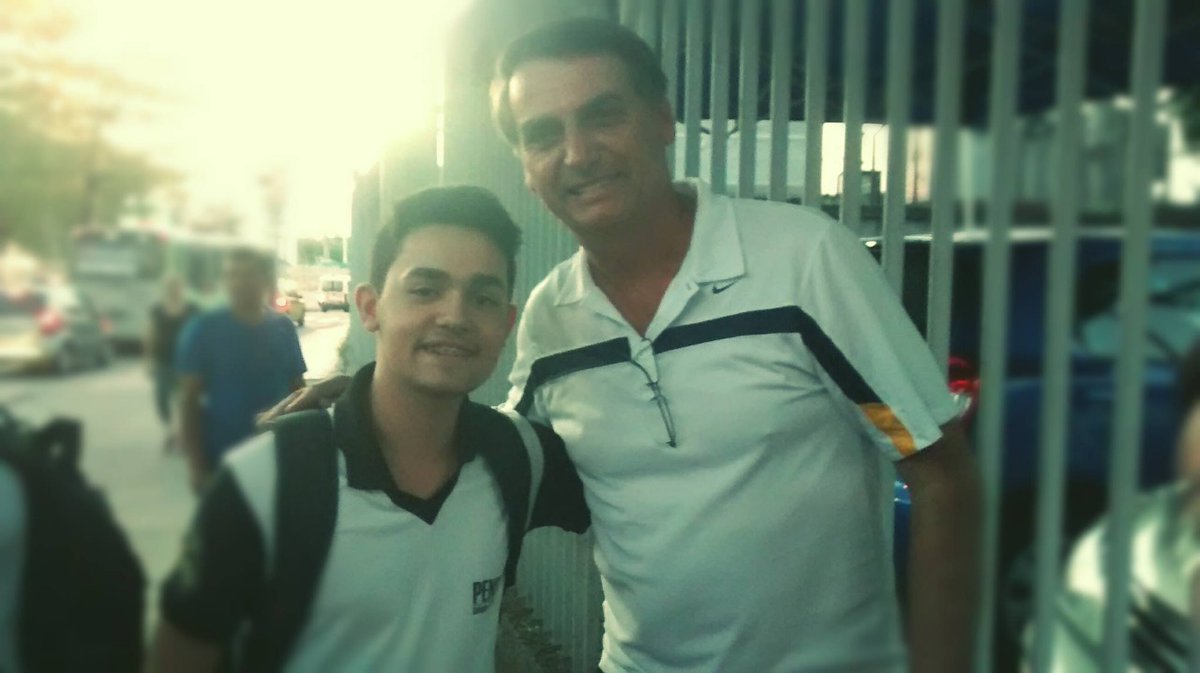 albuquerquedavy's tweet image. Quando eu tinha 13 anos, mandei um e-mail para o @jairbolsonaro perguntando se existia a possibilidade dele ir conversar sobre política com meus colegas na saída da escola. Ele prometeu e foi. Bolsonaro ficou mais de 6h conversando conosco (na calçada). #DireitaRaizÉBolsonaro