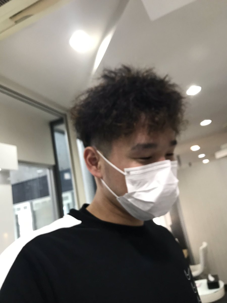 hanayabooster's tweet photo. 鈴木友貴選手ご来店〜🏀
今日はカットとパーマですよ！
強めのツイストでカットはツーブロ‼️
今日はマスクなので逃げなかったです。コロナで今までしなかった新しい事にもチャレンジしてるみたいですよ📱
#花耶はカットで岩手ビッグブルズを応援しています
#鈴木友貴
#オンラインで https://t.co/MPGUZox9Yb
