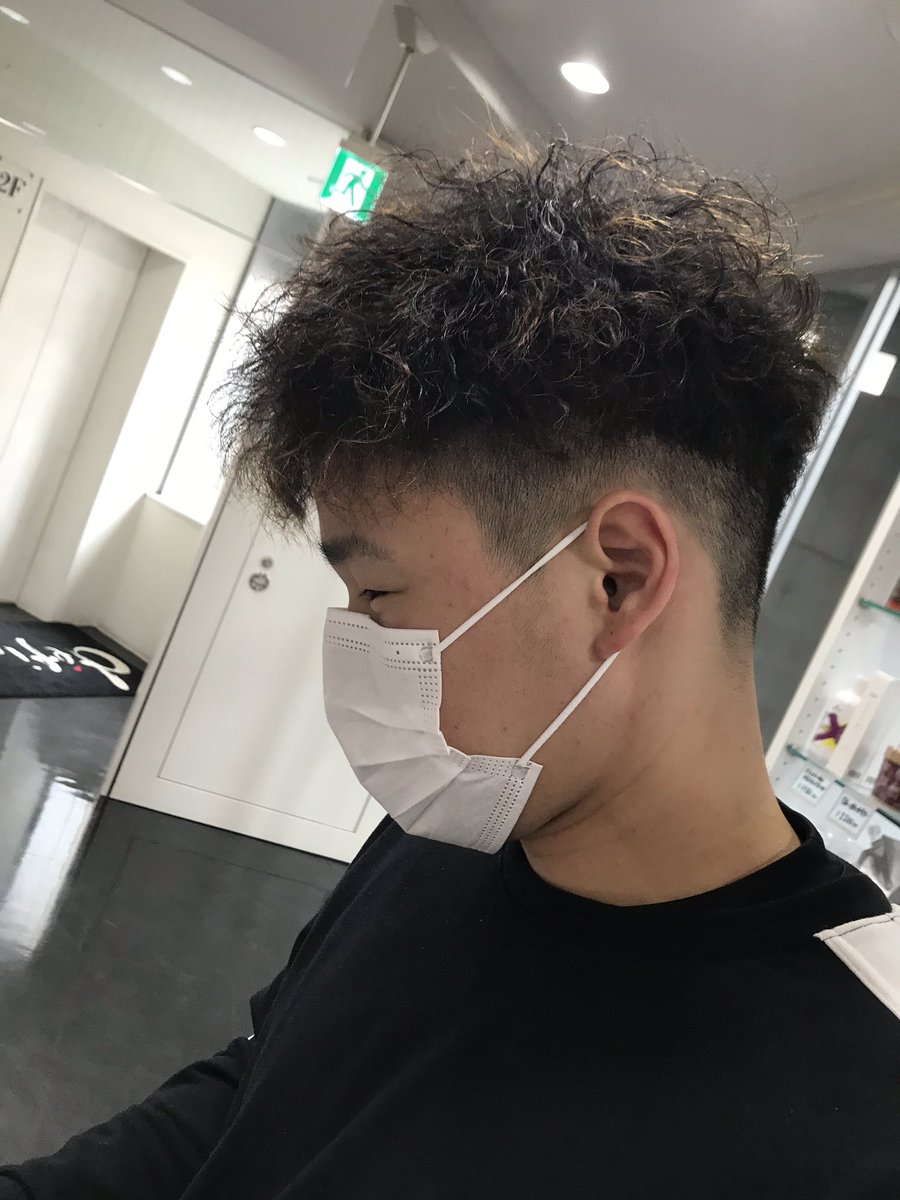 hanayabooster's tweet photo. 鈴木友貴選手ご来店〜🏀
今日はカットとパーマですよ！
強めのツイストでカットはツーブロ‼️
今日はマスクなので逃げなかったです。コロナで今までしなかった新しい事にもチャレンジしてるみたいですよ📱
#花耶はカットで岩手ビッグブルズを応援しています
#鈴木友貴
#オンラインで https://t.co/MPGUZox9Yb
