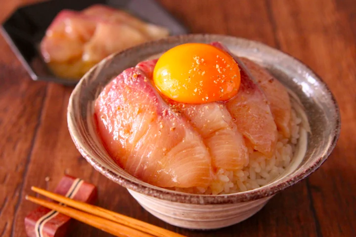 ご飯が進みすぎる！？手早く作れる「ブリの旨塩だれ漬け」の作り方！