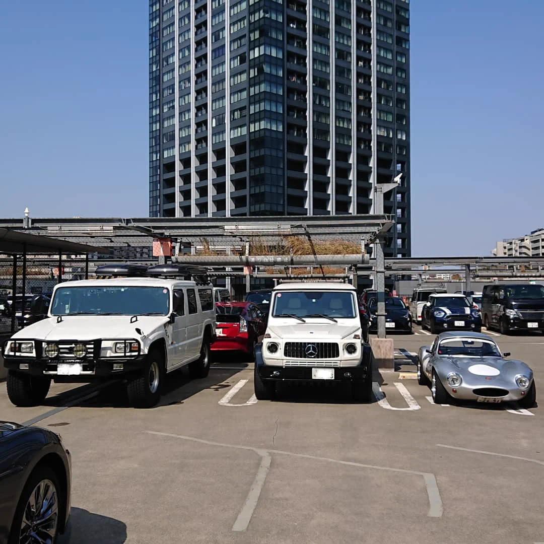 駐車場で隣に駐車している車が大きいと思ったら？その隣に駐車している車に驚愕www