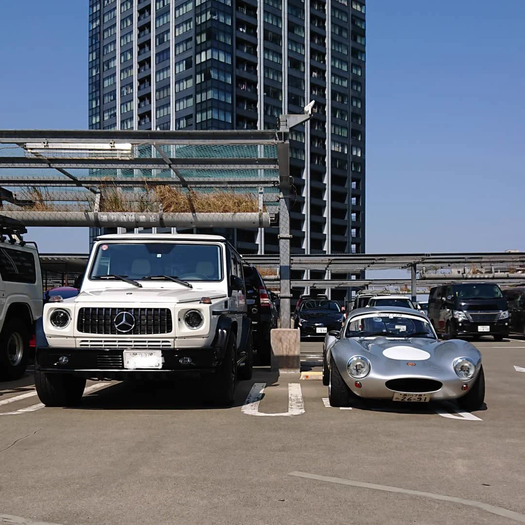 駐車場で隣に駐車している車が大きいと思ったら？その隣に駐車している車に驚愕www
