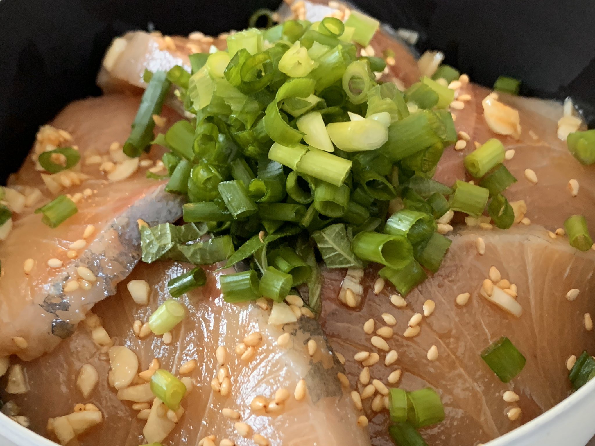 せん𓂺光のハサウェイ リモート飯 ぶりんぶりんなブリ丼できました 出汁醤油とにんにくで軽く漬けてあります 昼から優勝失礼しますね T Co Dskg9hy5jh Twitter