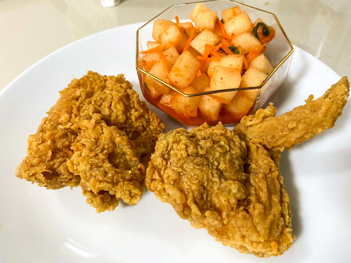 bbukits's tweet photo. อยู่บ้านก็จะทำอาหารเก่งหน่อย ขออวดข้าวผัดกิมจิไก่กร๊อบกรอบ! เอาไก่กรอบของKFC มาผัดกับข้าวผัดกิมจิหัวไชเท้าได้รสชาติเปรี้ยวหวานของกิมจิและข้าวผัดที่เข้ากันได้ดีละมีความกรอบของไก่กับหัวไชเท้าเวลาเคี้ยวคือแบบดีสุดๆ กรุบๆกรอบๆชอบมาก
#KFCLoveThisdish #MasterChickKFC https://t.co/tnyxqKURcB