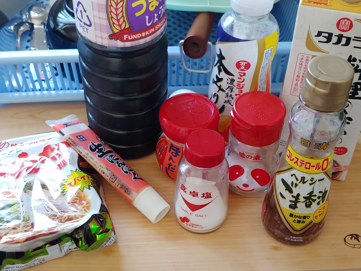 日下部 Nishiolove 麺は茹でればいい 調味料を 酒大さじ一杯半ぐらい みりん大さじ一杯ぐらい ごま油大さじ一杯半ぐらい 醤油少さじ一杯ぐらい にんにくちょっと 本だし少さじ一杯ぐらい 味の素少さじ一杯ぐらい 塩少々 そして レンジで