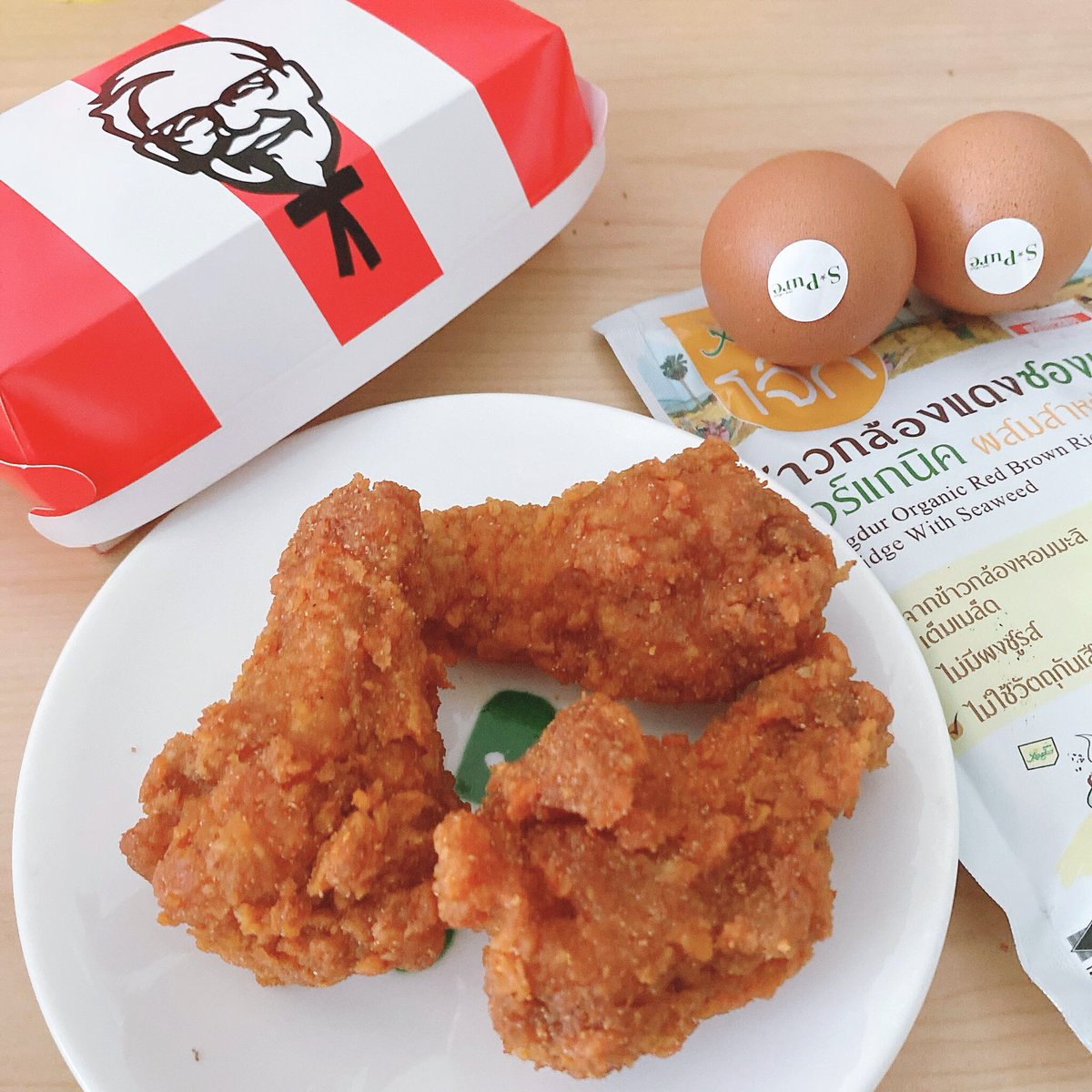 KasinoYou's tweet photo. ใครชอบทานข้าวต้ม แนะนำเมนูใหม่ฉบับมั่วๆแต่โคตรอร่อย55 เมนูข้าวต้มไก่วิงซ์แซ่บซี๊ดดซาด ไม่คิดว่าจะอร่อยปังขนาดนี้ ลองเอาไก่วิงซ์แซ่บเคเอฟซีมาเลาะส่วนกระดูกออกแล้วใส่ลงไปในข้าวต้มม คือดีย์ ฟินน เป็นข้าวต้มที่ไม่จืดชืดอีกต่อไปป 
#KFCLoveThisdish #MasterChickKFC🐔👨🏻‍🦳 https://t.co/l5go4lMHe8