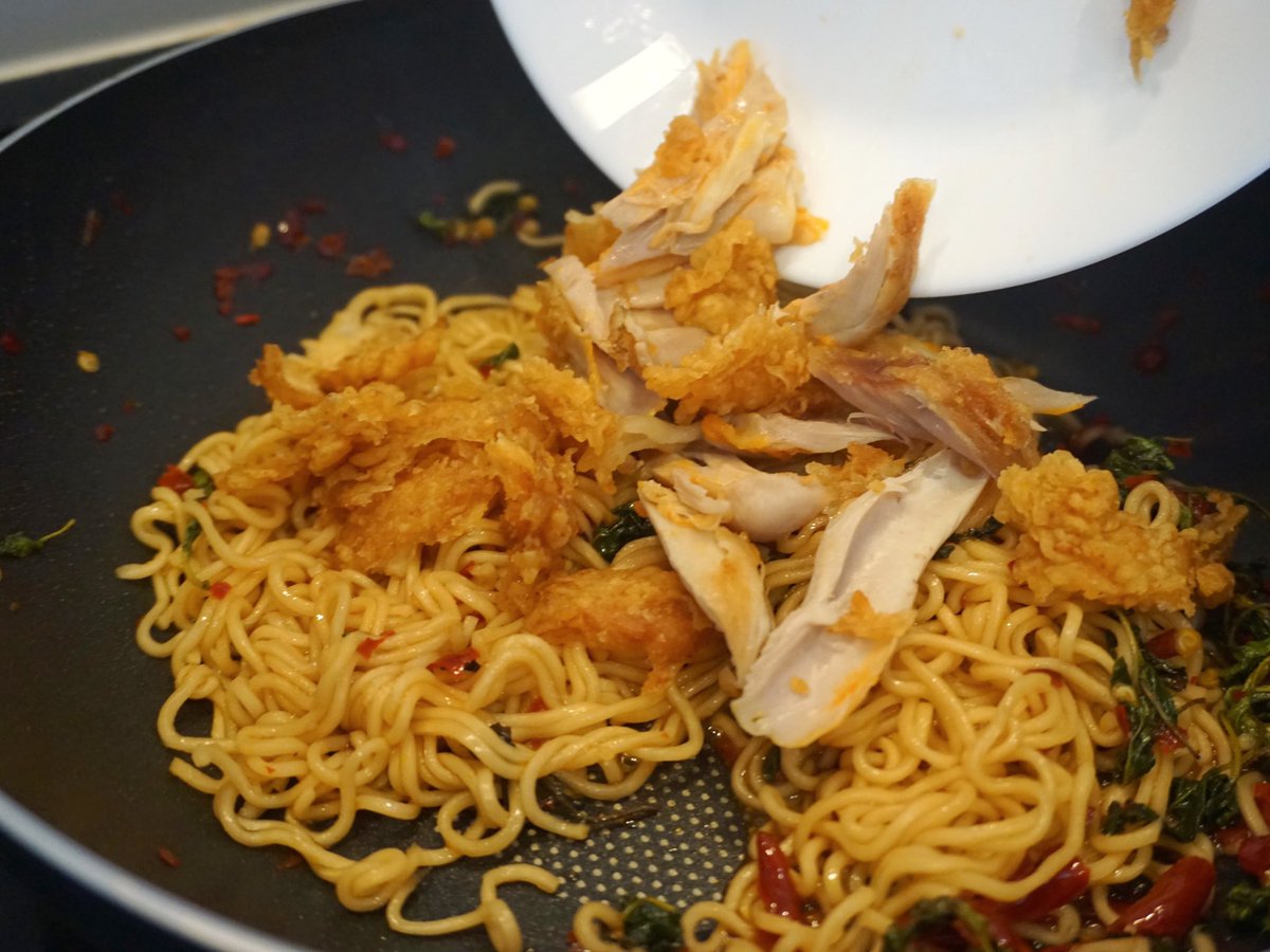 moomheereview's tweet photo. เบื่อๆ มาลองทำมาม่าผัดกะเพราไก่กรอบดูมั้ยล่ะ ไม่ยากเลยแค่ผสมซอสกะเพราเอาให้เข้มข้นๆ ใส่เส้นมาม่าที่ลวกไว้ลงไปคลุก และพระเอกของเรา KFC ไก่กรอบฮอตแอนด์สไปซ์ จับฉีกและเอาลงไปผัดเลย หนังกรอบๆ เนื้อฉ่ำๆ ซอสเข้าเส้นเว่อร์อร่อยไม่จกตา!! #KFCLoveThisdish #MasterChickKFC https://t.co/U264JclFiT