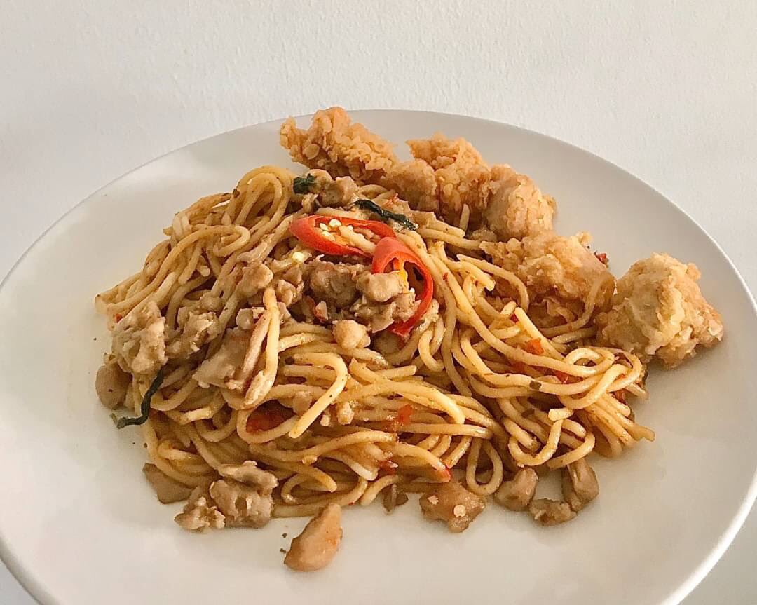 ttarntalzonel's tweet photo. อยากแนะนำเมนูง่ายๆที่อร่อยเข้ากันมากคือ สปาเกตตีขี้เมาไก่+ชิคเก้นไก่ป๊อป KFC คือดีมากทุกคน เอาชิคเก้นไก่ป็อปมาคลุกกับสปาเกตตี้ขี้เมาไก่หรือทานเป็นคำๆพร้อมกันเลยก็ได้อร่อยมากไม่เลี่ยนเลย
#KFCLoveThisdish #MasterChickKFC https://t.co/Yhk4wiFf6W