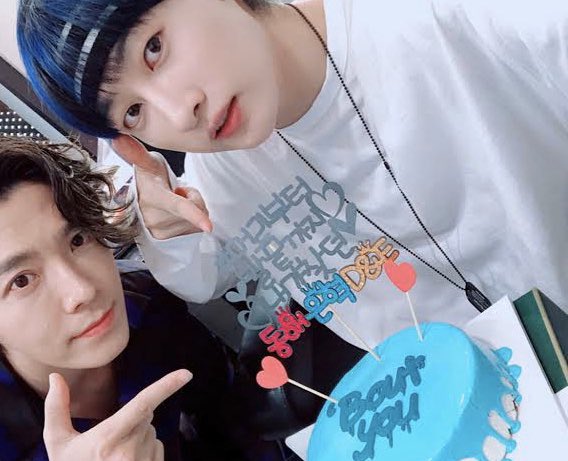 grgrcat's tweet photo. D&amp;Eの’Bout youなケーキを作ってみました🥑🍓
4枚目の写真が好きすぎて🥺
可愛い！と思ってもらえたら嬉しいです🥰

#SUPERJUNIOR  
#マイデザイン #あつ森 #あつまれどうぶつの森 
#どうぶつの森  #AnimalCrossing  #ACNH  #NintendoSwitch https://t.co/Uinzdagh1H