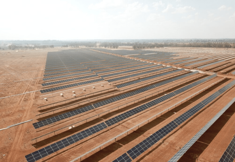 MercomIndia's tweet photo. Abu Dhabi’s 2 GW Al Dhafra Solar Project Records World’s Lowest Tariff of $0.0135/kWh https://t.co/Rf9KnAmymw https://t.co/T3ciXpyLUH