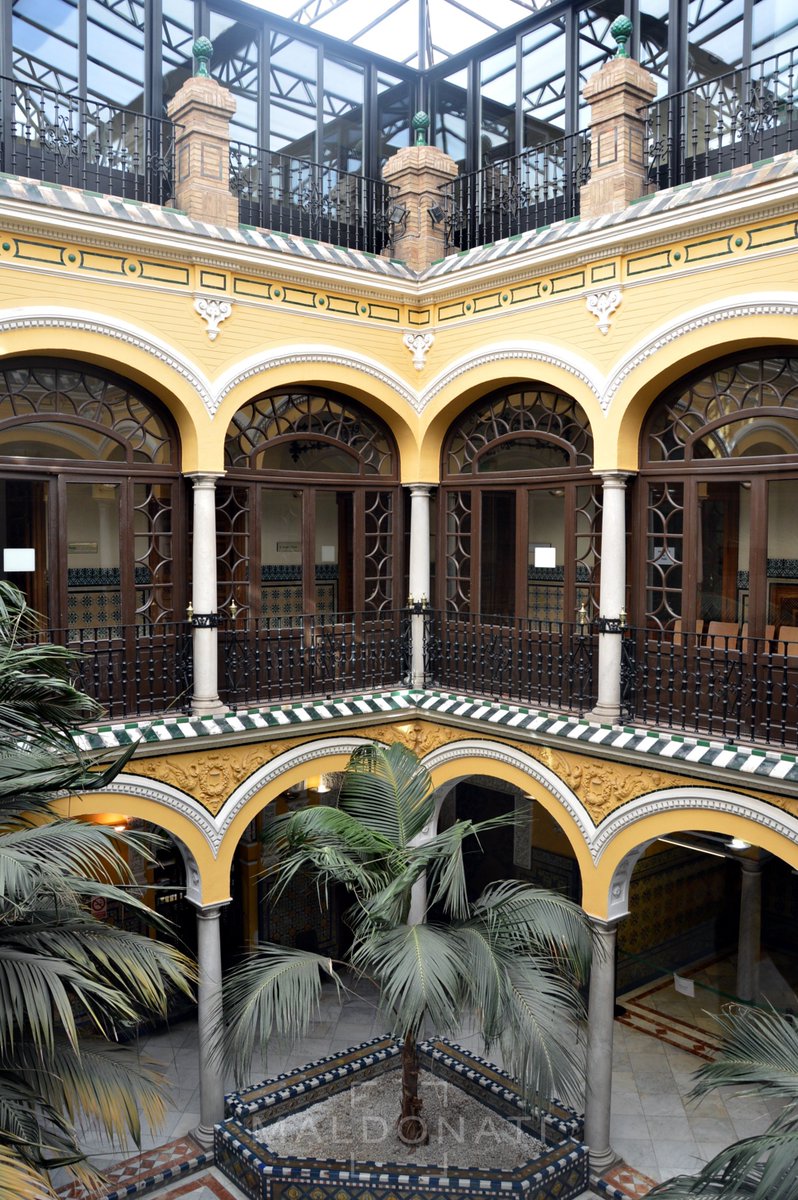 La Sevilla más desconocida: La Casa Lissen. Nos encontramos en la sevillana calle San Andrés, obra maestra del magnífico José Espiau y Muñoz, fue realizada entre los años 1918 y 1919. Encargada por Don Julio José Lissen Hidalgo, de ahí el nombre de la casa.
 
↓ ABRO HILO ↓