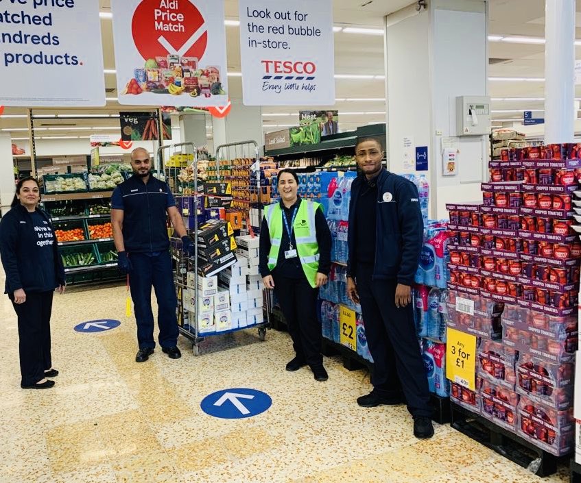 inthiH's tweet image. Tesco Bethnal Green Working with tower hamlets council to distribute food packs to 160 households with 250 people who are self isolating and has no one to help them access food #WeAreInThisTogether @BartekBlaszak @martintsmith