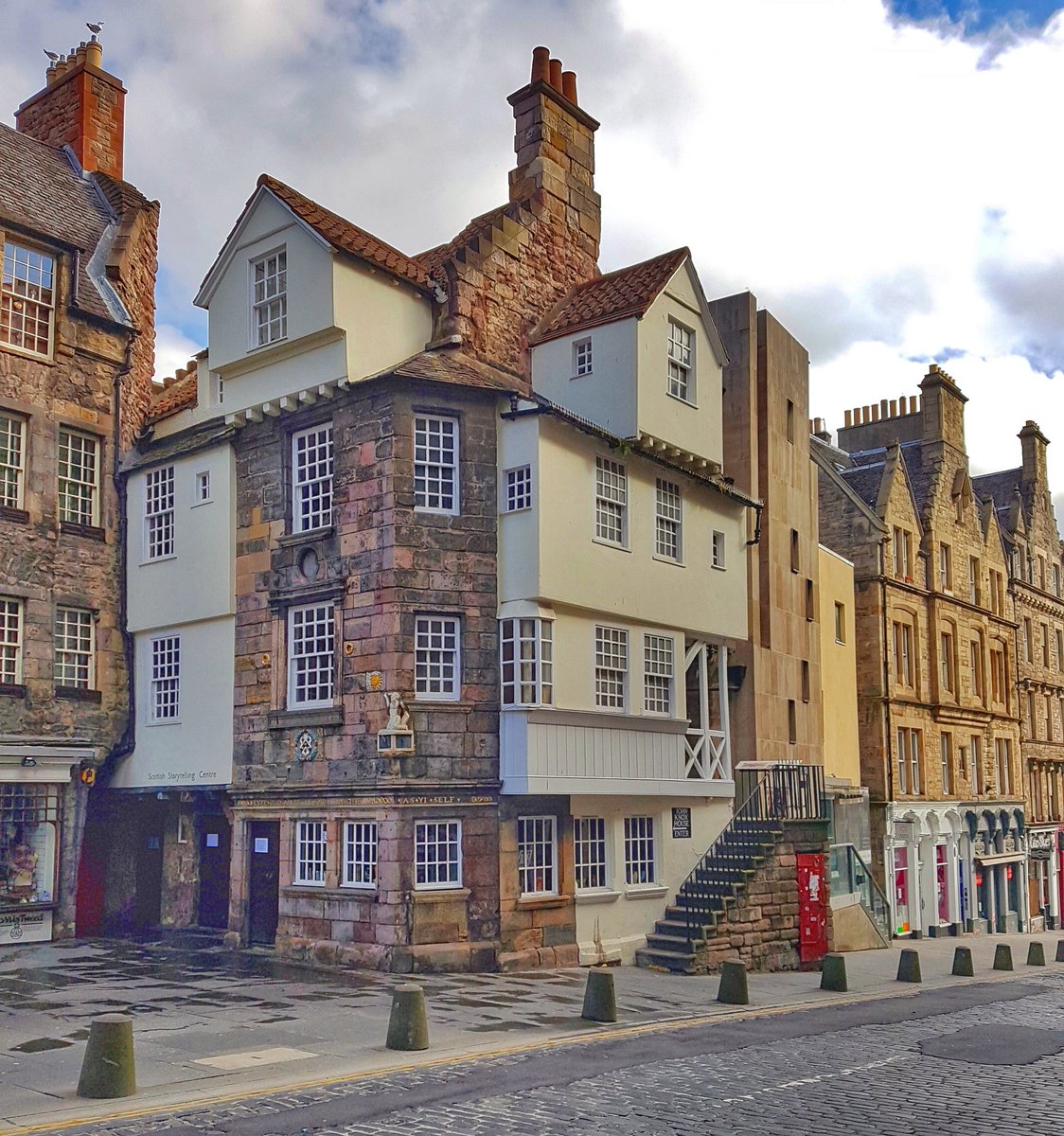 Beautiful John Knox house in Edinburgh's old town 💕

#Edinburgh #Scotland #visitscotland #Scotlandisnow #scottish #Uk #britian #outdoor #architecture #scottishstorytellingcentre #royalmile #oldtownedinburgh #edinburghfestival #EdinburghSnapshots #
#edinburghcity  #johnknoxhouse