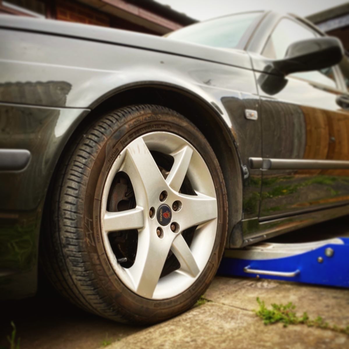 Graeme_Lambert's tweet photo. Before and after, first job on the #projectoak 9-5
#saab #saab95 #saabestate #saabturbo #saabaero #turbowagon #aero #project95 #dogwagon #alloy #alloywheels #alloywheel #doubley #hirsch #hirschwheels #saabwheels #saaballoys #17inch #18inch #graphite #graphitegreen #oak #oakgreen https://t.co/nBGlpjDp0E