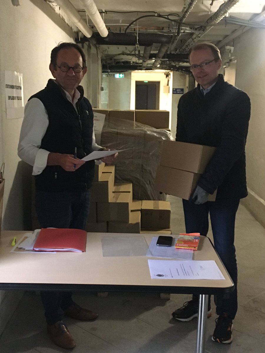 #Niort: Les élus mobilisés pour la distribution d’un numéro spécial « Vivre à Niort » dans toutes les boîtes aux lettres des Niortais.