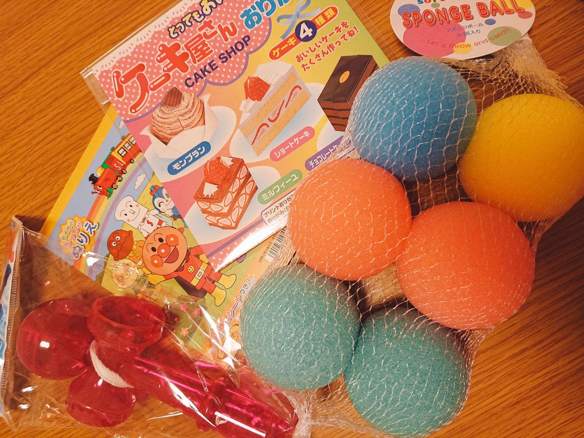 さおり お家時間のグッズを100均で買ってきた けん玉 ぬりえ ケーキが作れるおりがみ スポンジボール あと レゴで作ってるスマホ置きのリニューアルを計画中 カーテン洗うのと棚の整理整頓とこれらのお家遊びで 連休乗り切る T Co