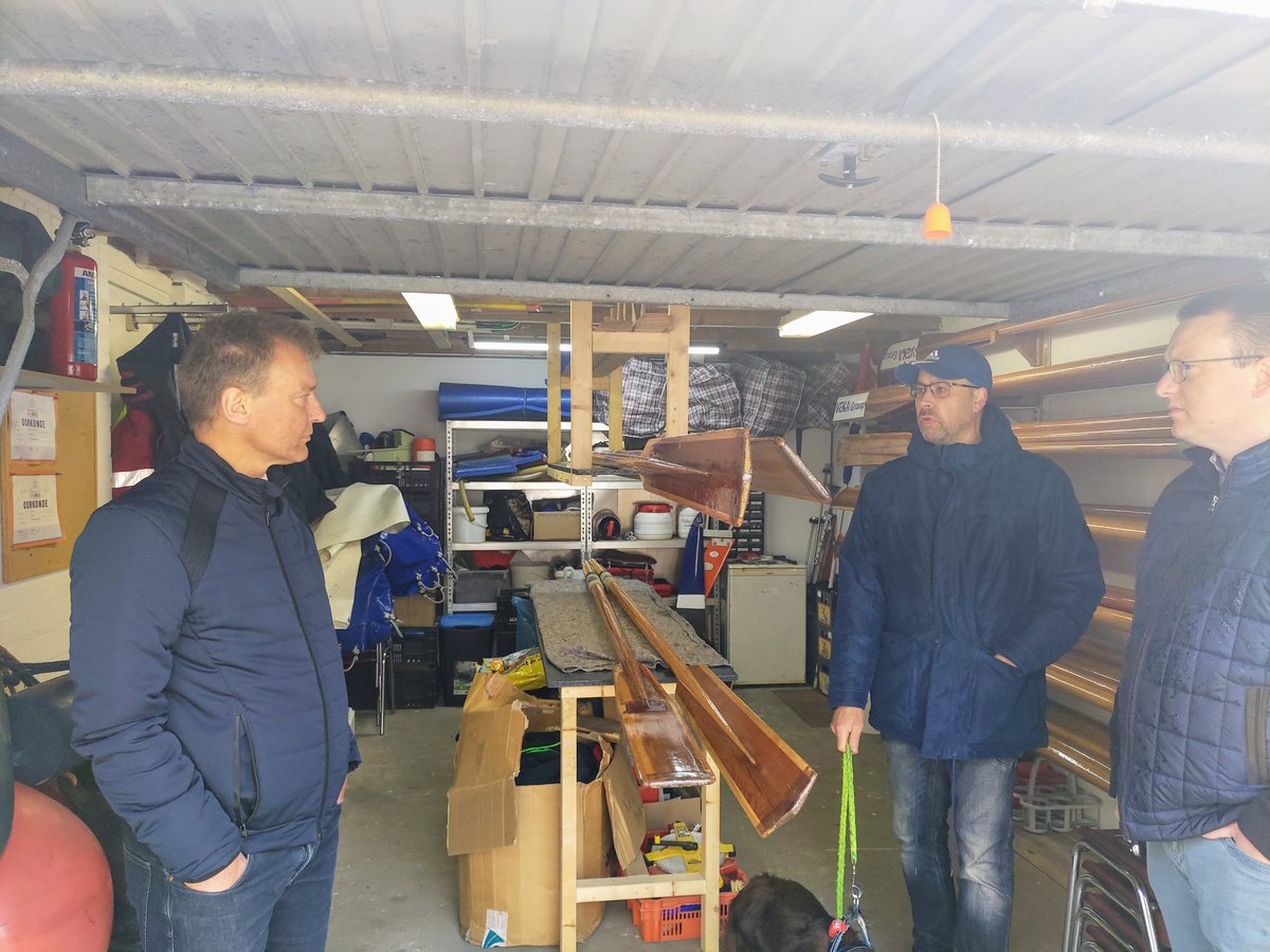 <a href="/brouwer_f/">Freek Brouwer</a> bracht vanmorgen een bezoek aan het nieuwe onderkomen van  <a href="/RoeiploegUrk/">Ver. Roeiploeg Urk</a>. Ivm nieuwbouw op de locatie Havenmeesterswoning moesten zij verhuizen naar de garage van de werfwoning in Wijk 2. Zij zijn er erg blij mee en danken <a href="/Gemeente_Urk/">Gemeente Urk</a> voor de faciliteiten.