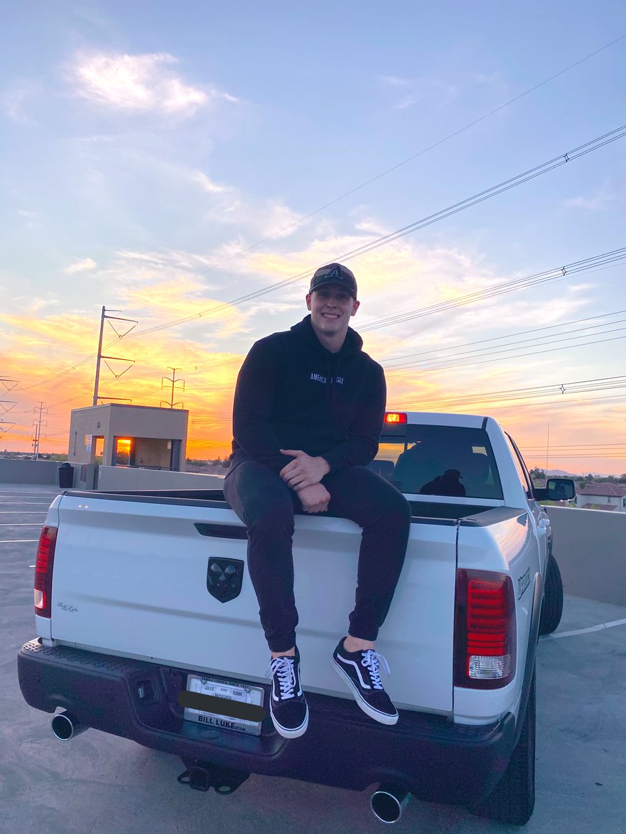 AshtonD98's tweet photo. Spoiled myself and bought a brand new truck #yessirski https://t.co/W1aSYh8aoP
