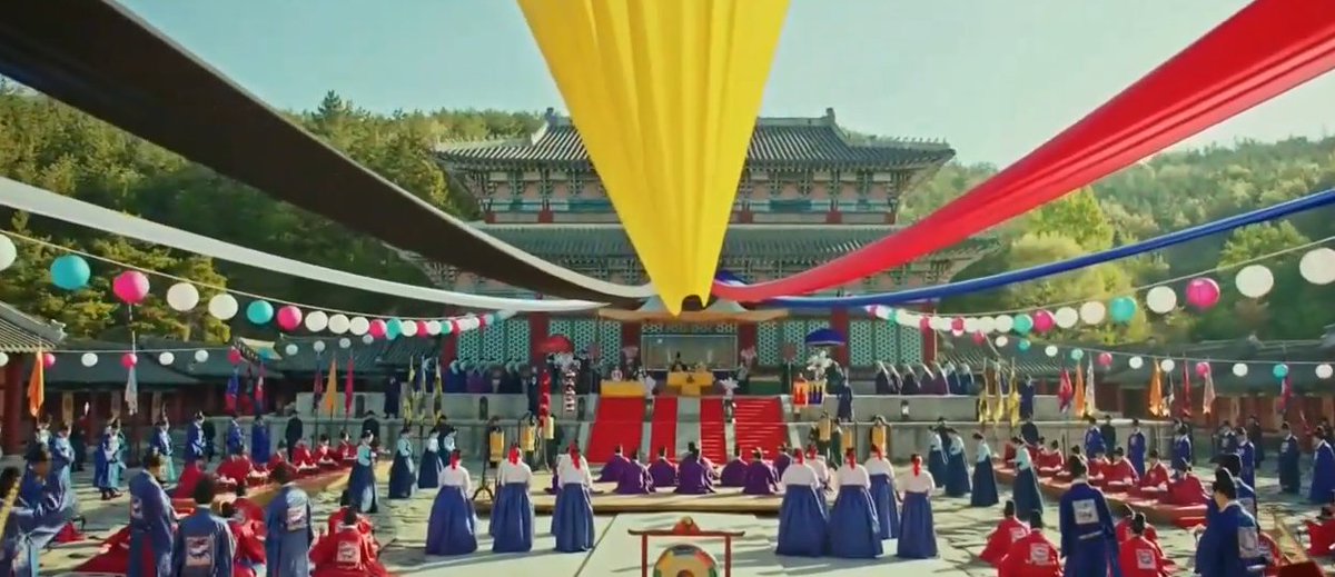 A smile touches the corners of Lee Nam-Yeon’s mouth. The selection event is already over.Yul and Yiseo who were dressed in ceremonial clothes enter the front yard of Jeongjeon (central building or pavilion in the palace where most formal ceremonies of the nation are held).