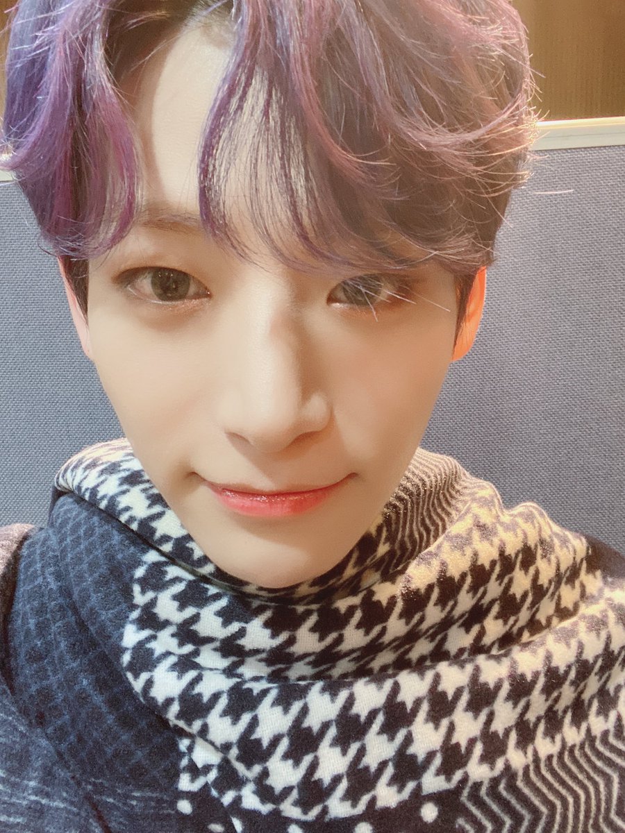 CRAVITY_twt's tweet photo. 짜잔~ 여러분 오늘 좋은 오후입니다~😃
저희는 지금 엠카에있어요ㅋㅋ
오늘 엠카도 많이 기대해주세요~❤️
#크래비티 #정모 #엠카 #담요정모 https://t.co/D3MZK5ZgV2