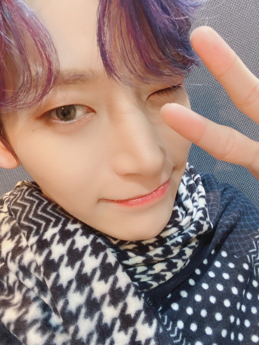 CRAVITY_twt's tweet photo. 짜잔~ 여러분 오늘 좋은 오후입니다~😃
저희는 지금 엠카에있어요ㅋㅋ
오늘 엠카도 많이 기대해주세요~❤️
#크래비티 #정모 #엠카 #담요정모 https://t.co/D3MZK5ZgV2
