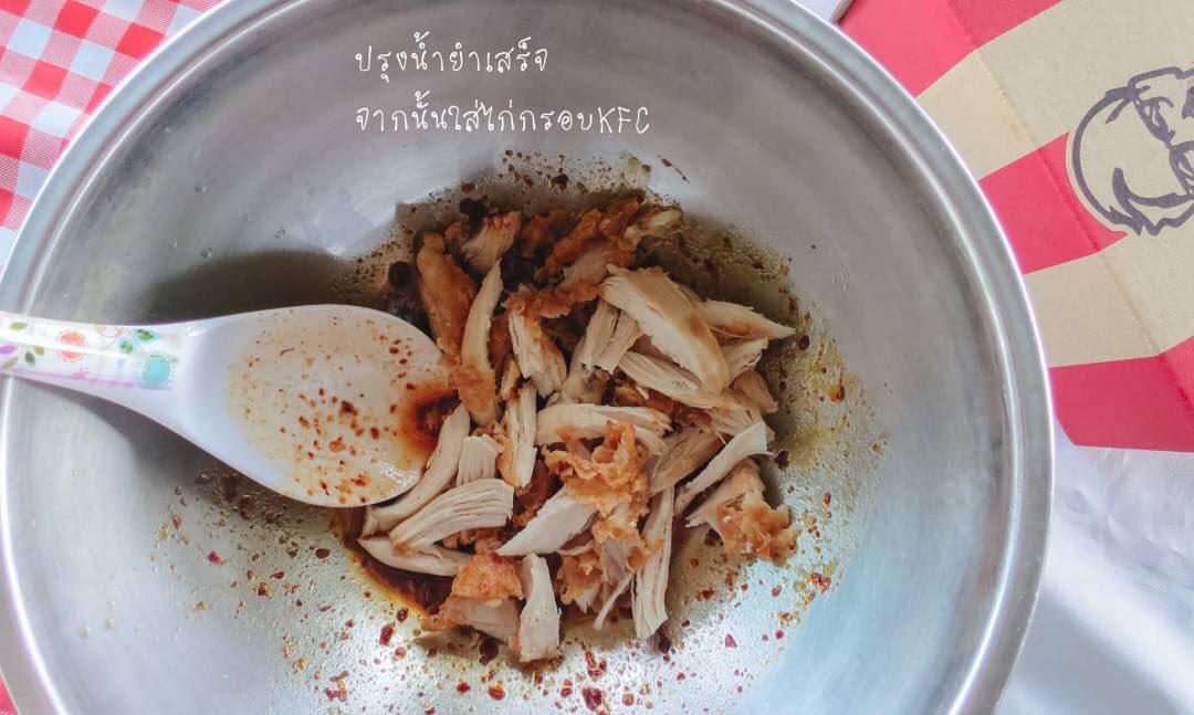 acatreiew's tweet photo. อยู่บ้านเบื่อๆเปรี้ยวปากอยากกินอะไรแซ่บ ๆ จัดเมนูนี้เลยจ้า "พล่าไก่ทอด" บอกเลยแค่ KFC ไก่กรอบฮอตแอนด์สไปซ์ธรรมดาก็อร่อยอยู่แล้ว เอาไปทำพล่า คือเริ่ด✨
หนังกรอบๆเนื้อนุ่มๆกับน้ำยา แซ่บๆนัวๆไปเลยแม่ อร่อยจริงไม่จกตาเด้อ 
#KFCLoveThisdish #MasterChickKFC https://t.co/riLtjp9tX1