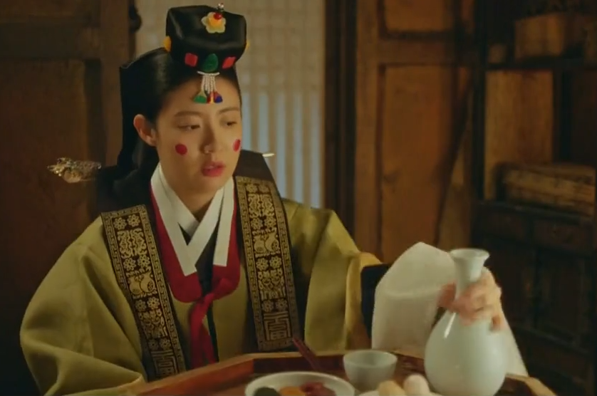 Perhaps it’s because she had been drinking 합환주 (habhwanju: ritual of exchanging cups of alcohol before hapbang), Yiseo’s heart is beating like crazy. Can Yul hear it by chance? Just do anything for now.“Your Highness, I’ll pour some more wine for you.”