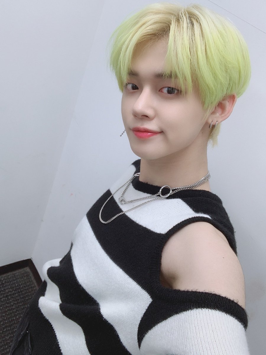 yeonbamz's tweet photo. wanted to put these two photos together to be emotional but this just looks like a before and after of a cosplayer attending an anime convention https://t.co/iOasIfcrPb
