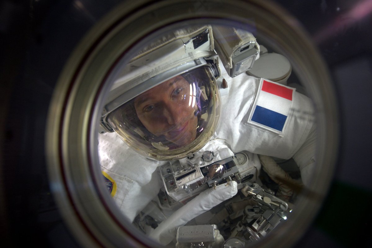 ESA_de's tweet photo. #MissionNameCompetition: ESA-Astronaut Thomas Pesquet wird 2021 erneut zur @Space_Station fliegen. Wir brauchen Eure Hilfe, um einen Namen für @Thom_astro's Mission zu finden. Schickt uns Eure Vorschläge bis zum 12. Mai.
Info & Teilnahmebedingungen 👉 https://t.co/h6OiGJ8XEt https://t.co/dpD9aFR5wC