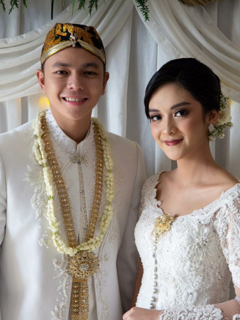 1. foto bareng di lokasi syuting
2. foto pas sidang skripsi ku
3. foto pas wisuda ku
4. foto pas nikahan kita

can't wait to have so many more beautiful memories with you🤍