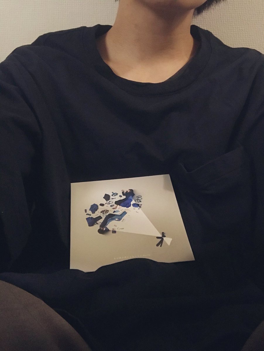 hironeka's tweet photo. CD届いたってみんなの投稿見ててジャケが花束だから、花を添えてるのほーんととても良い…ありがとう…(写真拝借しました！) うちのドラムなんてお腹の上で撮ってたぞ… https://t.co/8mNeGNzgIn