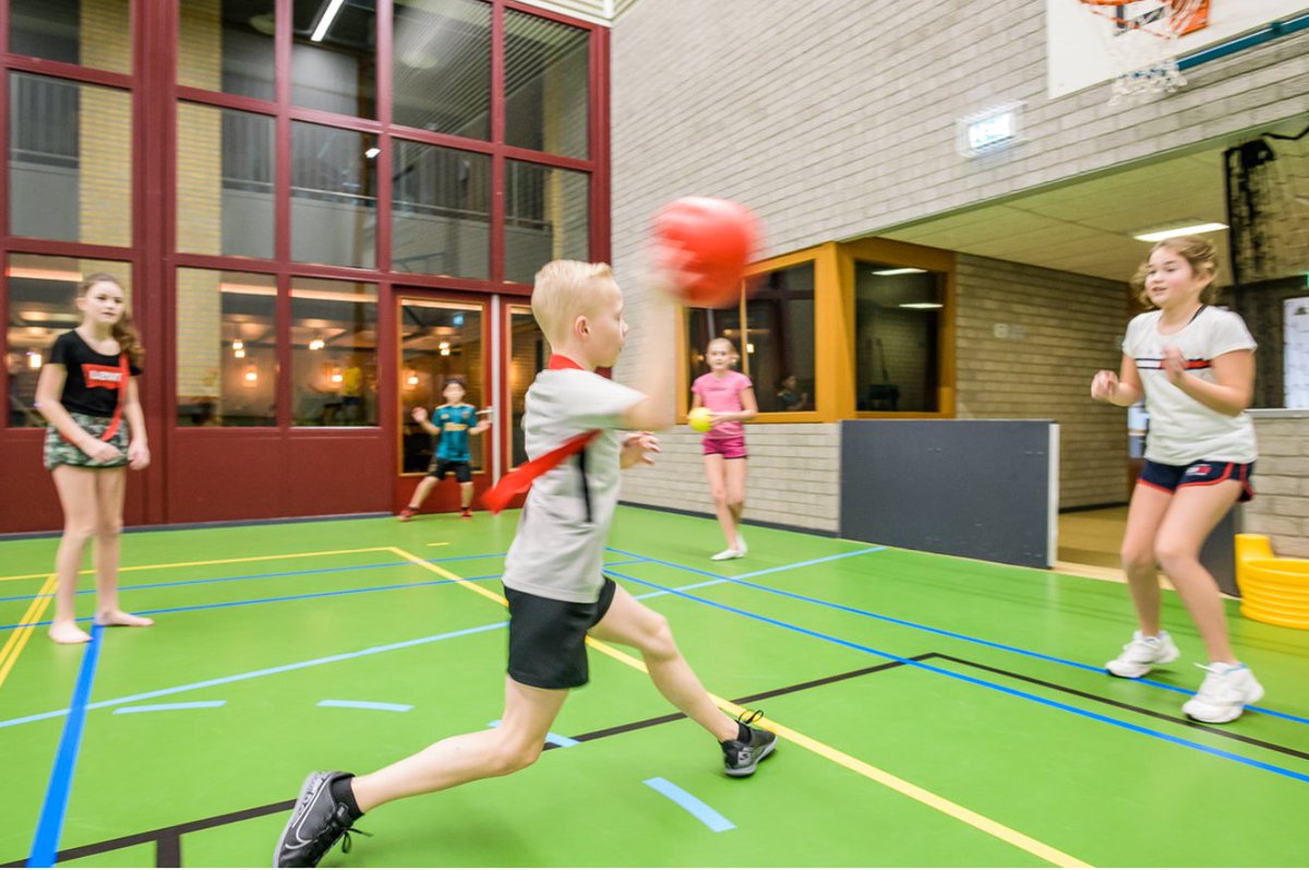 De studentes Liede en Simone onderzoeken wat de behoefte is aan sport- en beweegactiviteiten op en rondom school. Met de uitkomsten kunnen we ons aanbod beter afstemmen op de vraag. Vul de enquête dus snel in via bit.ly/2YhjPIP.
