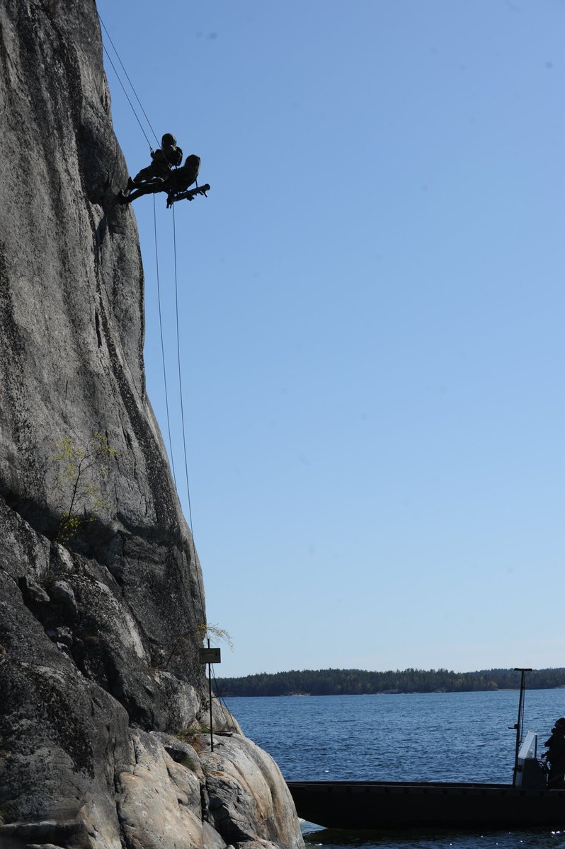 Kustjägarplutonens understödsgrupp genomför exfil. 

#kustjägarna #amf1 #marinen #försvarsmakten