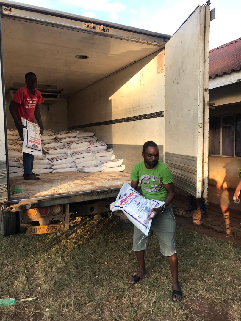 In line with our policy to ensure local leaders champion the protection of the vulnerable, MP for Hre West @JoanaMamombe yesterday commenced the distribution of 5 tonnes of mealie meal in her constituency. Thank you to our civic partners who assisted in this effort. #SaveThePoor