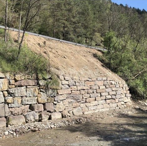 🚧 Esculella feta a la GI-401, situada a <a href="/AjCampdevanol/">Ajuntament de Campdevànol</a> amb la col•laboració de Rústic Gombrèn. Avui acabem les obres en aquesta carretera.

➡️ El canvi fet en dues fotos.