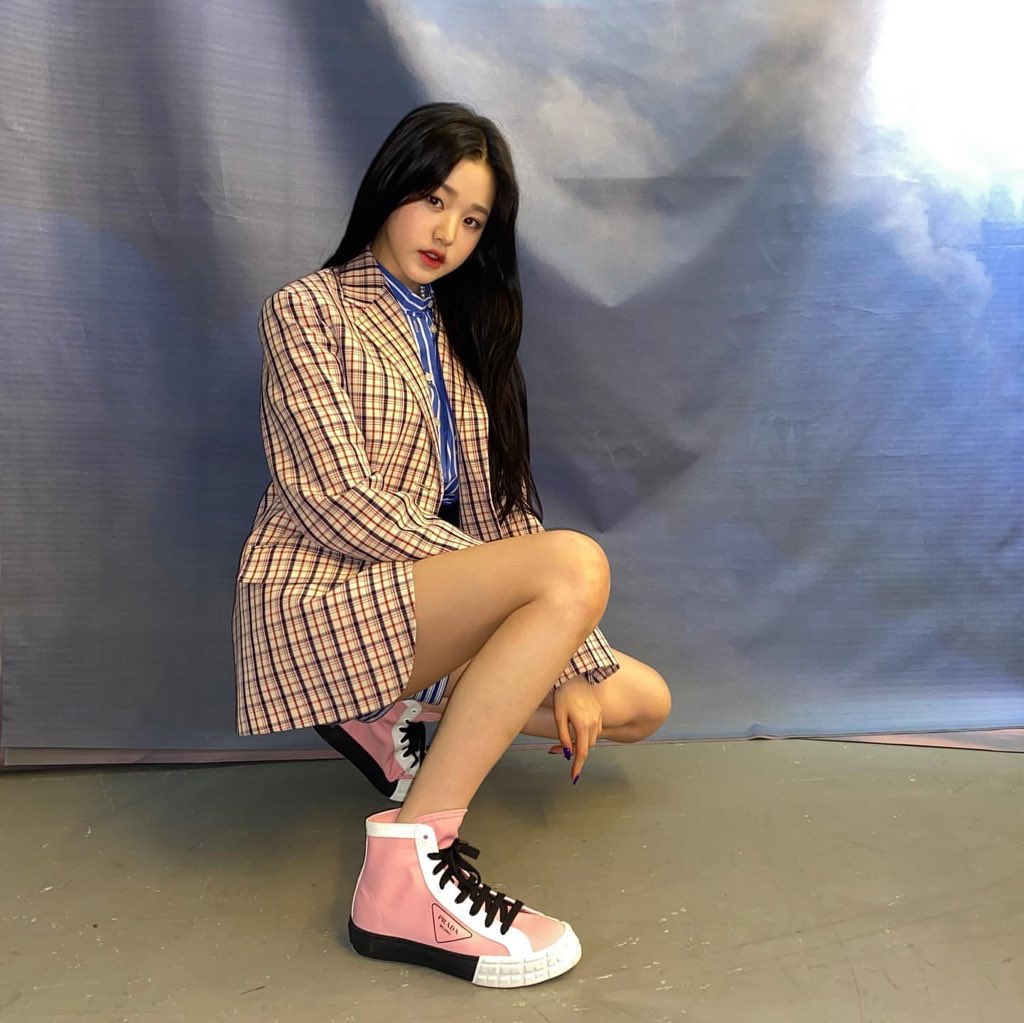 womiyoung's tweet photo. here’s to another episode of miss vicky flexing her long legs, tyra banks where’s my modeling contract? let me make good use of them!! ୧( •̀ㅁ•́๑)૭✧ https://t.co/bIxmZc1a2E