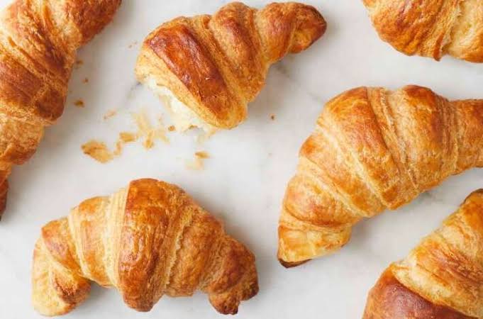 101. "Croissant" (foto 1) sejatinya berasal dari adaptasi roti "kipferl" (foto 3) khas Austria.Kipferl diperkenalkan kepada Paris oleh August Zang melalui toko rotinya, Boulangerie Viennoise (1839; foto 2), dan kemudian dikenal sebagai croissant karena bentuk sabitnya. 