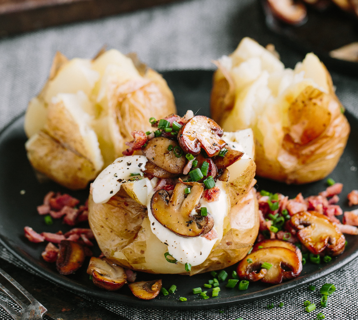 FreshMushrooms's tweet photo. We love an easy lunch: Ultimate Baked Potato with Mushrooms, Sour Cream, Bacon & Chives https://t.co/rwUGK8aVX4.
#fiveadayveggies #eatyourselfwell #potato #bakedpotato #stuffedpotato https://t.co/f9ShYJXU16