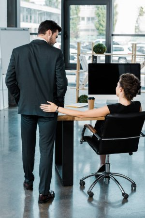 elitcann's tweet photo. Bayan arkadaşlar hepiniz çok hoşsunuz ve cazibelisiniz ama neden hemen sahiplenmeye kalkıyorsunuz. Sizde erkekler gibi baksanıza şu ilişkilere yani çok mu zor. Yaşanan zamandan keyif almaya bakın sonrasını lütfen takmayın kafayaaa... https://t.co/z5Wo3du6lp