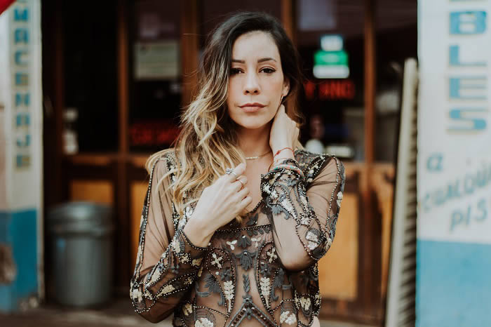 «Orbita en torno a la música folclórica del sur de Estados Unidos, con una voz naíf y continuos cambios de entonación exquisitos»
Afincada en nuestro país desde hace unos meses, <a href="/tynaros/">Tyna Ros</a> aguarda el momento de presentar sus canciones. Por <a href="/jagobaec/">Jagoba Estébanez</a> bit.ly/3aOmEUr