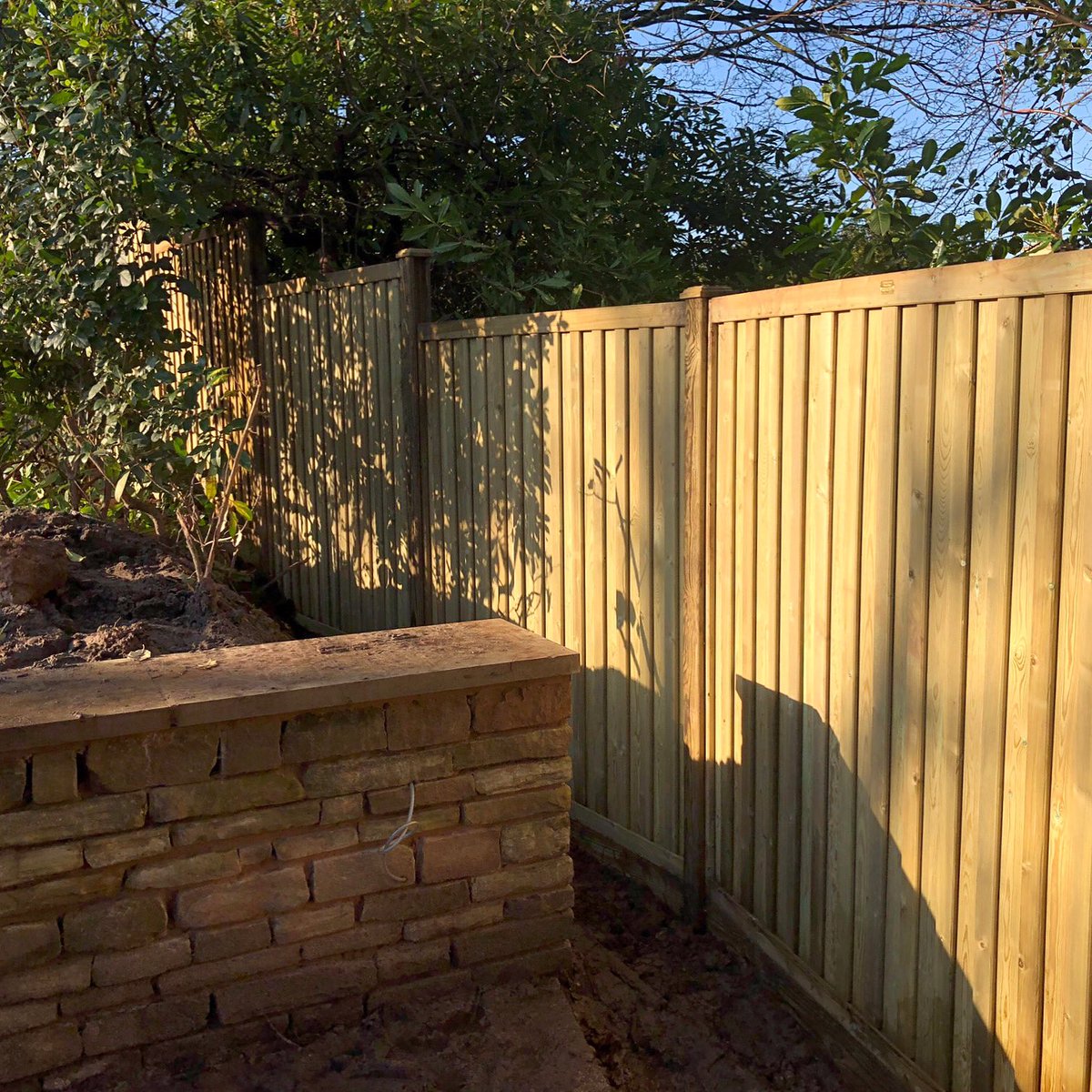 Bonza! The @jacksonsfencing Chilham panel we installed here with post caps 👌🏼 a real beauty 🏡 #tatton #fencing #garden #cheshire #fence #fencedesign #gardendesign #summer