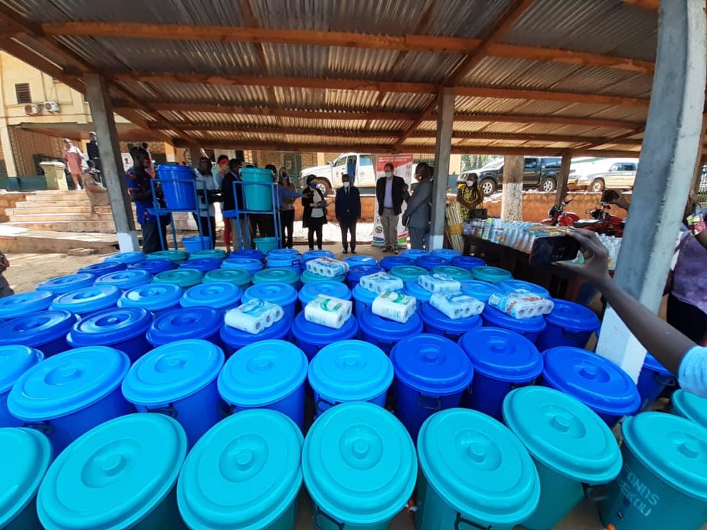 Solidarité en marche grâce au #FondsBekou: un don en matériel et équipements de protection, hygiène et sensibilisation a été remis hier par l’Amb @SamuelaIsopiEU au @MSPCentrafrique. Financé via le #FondsBekou de l’Union européenne 🇪🇺, ce don est destiné au personnel de santé.