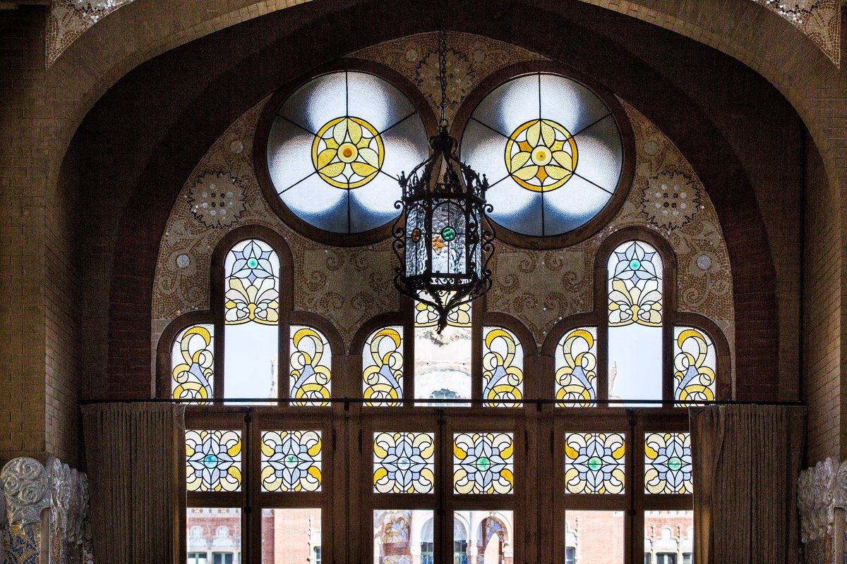 Ceràmica, forja, mosaic, trencadís... Domènech i Montaner va dissenyar la sala d'actes de l'antic Hospital combinant tot tipus de materials i tècniques artístiques. T'expliquem més detalls sobre la història d'aquest impressionant espai! bit.ly/2VSeMND #DesDeCasa