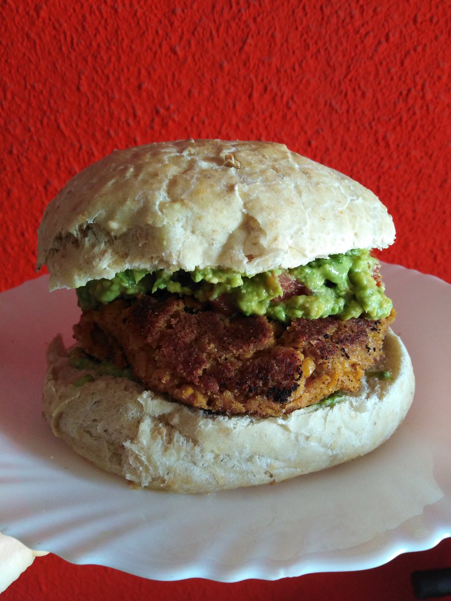 LuzBastet's tweet photo. 🍔Burguer de garbanzos al curry, aguacate y pan casero.
Buenísima!!! Receta aquí 👇 también esta la receta del pan 👇
https://t.co/9MeYT6mU14
#veganfood #veganburguer #foodporn #veganfortheanimals #quemalcomemoslosveganos #foodlover https://t.co/VykDv318It