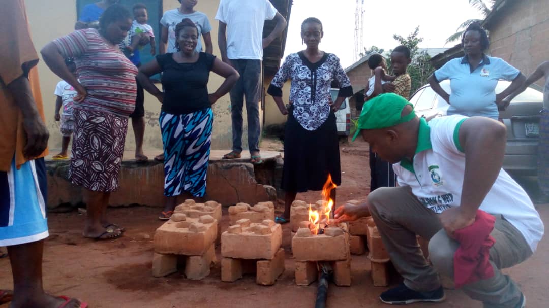 Show off😎 your #ClimateAction b4 Covid-19 

Mr <a href="/Geraldimo1/">Gerald Imo</a> of <a href="/lghinitiative/">LghInitiative</a> is concerned about soil erosion in Abia; exacerbated by deforestation

His #ClimateAction #InnovativeVolunteerism was introducing rocket clay stoves to Ahiaeke community women  
#DoingYourBit #EarthRise