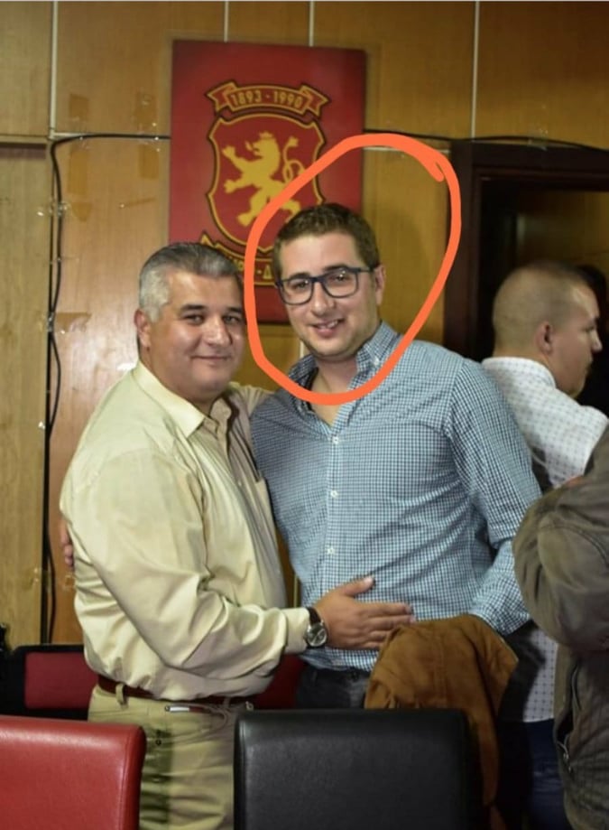 Игор Гоцевски член на ИО ВМРО-ДПМНЕ Струмица вработен во агенција за финансиска поддршка во земјоделство е уапсен и му е поднесена кривична пријава поради примање на поткуп со бележани банкноти.
Им дојде Цветан заменик во МЗШВ и пак почнаа со уцени кон земјоделците со барање мито