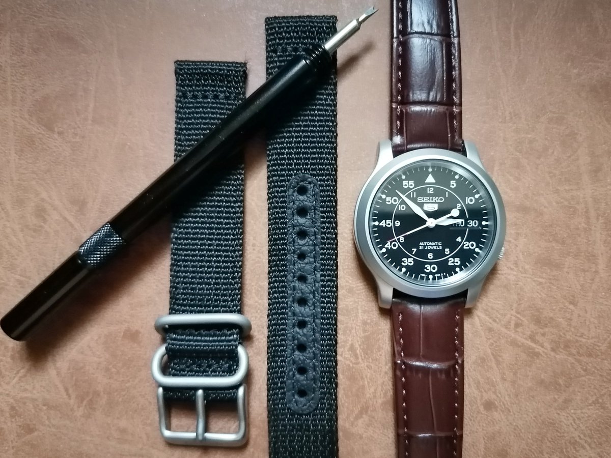 Without further ado, let's get started with the first watch of the thread which is, the Seiko 5 SNK809. This is an automatic watch, with Seiko's in-house movement caliber 7S26. It actually comes with a nylon fabric strap originally, but I've changed it to new leather ones.