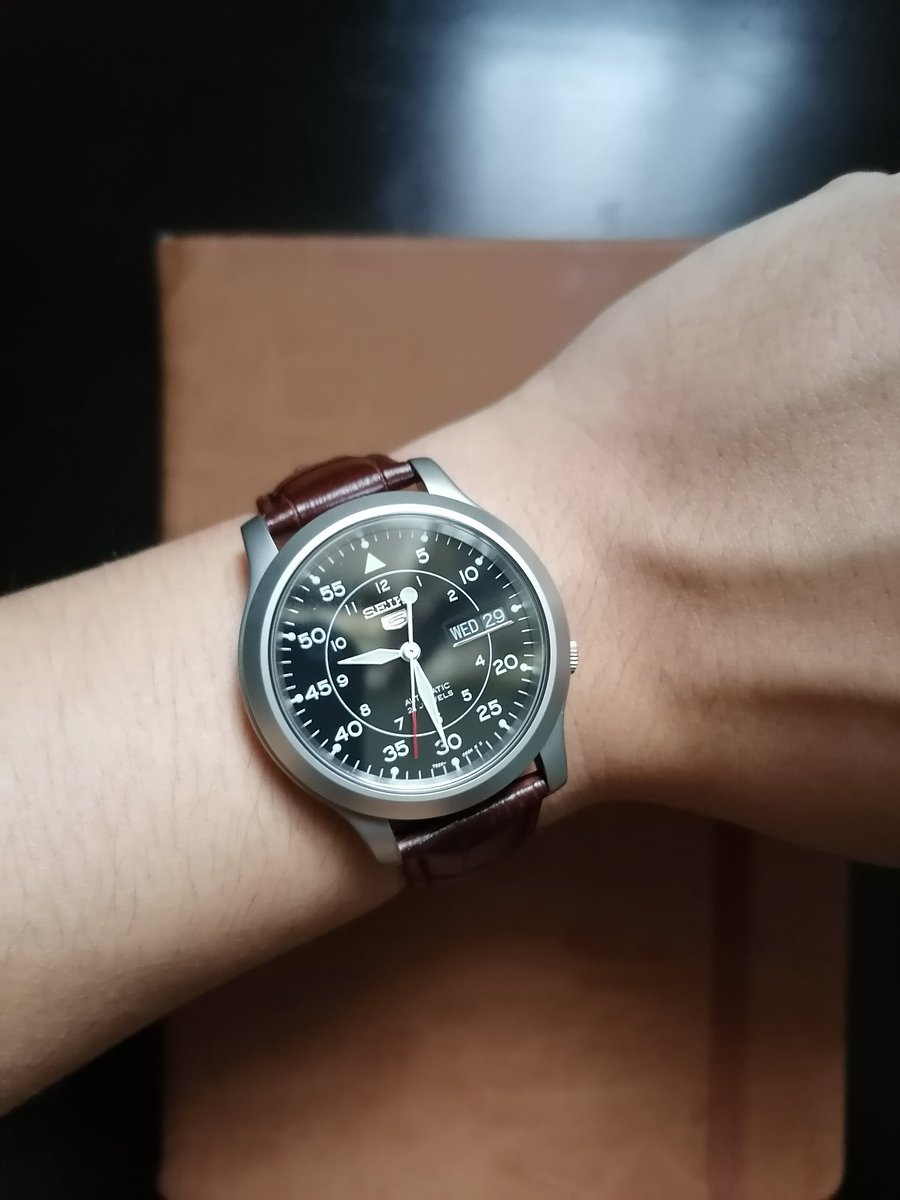 I didn't think the leather strap would look suitable, but look at it, it's a beau. It has a case size of 37mm, so it's very suitable for smaller wrists. Overall, I'm very happy that I could start this journey with this watch as my first automatic.